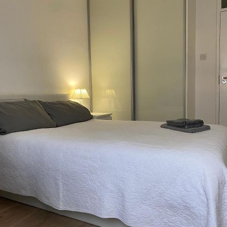 Bedroom With An Office Desk In A Shared 2 Bedroom Flat Near Canary Wharf Лондон Екстер'єр фото