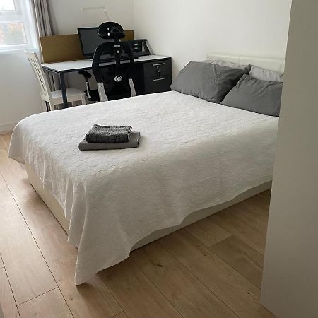 Bedroom With An Office Desk In A Shared 2 Bedroom Flat Near Canary Wharf Лондон Екстер'єр фото
