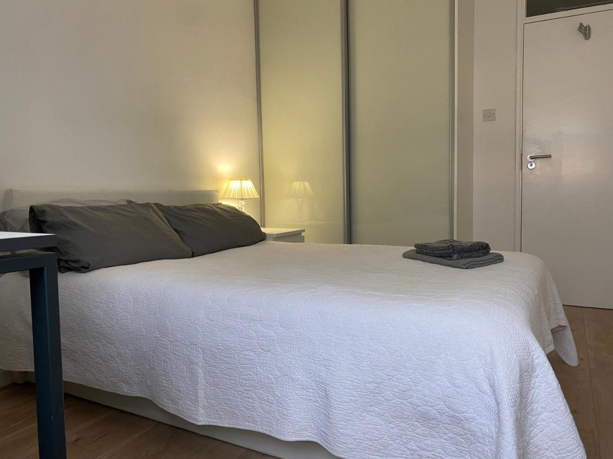 Bedroom With An Office Desk In A Shared 2 Bedroom Flat Near Canary Wharf Лондон Екстер'єр фото