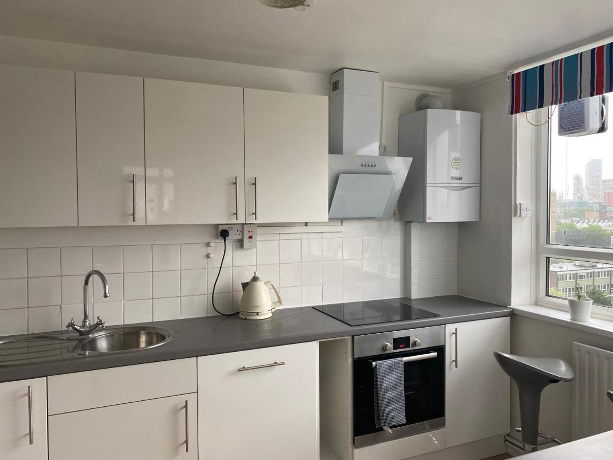 Bedroom With An Office Desk In A Shared 2 Bedroom Flat Near Canary Wharf Лондон Екстер'єр фото