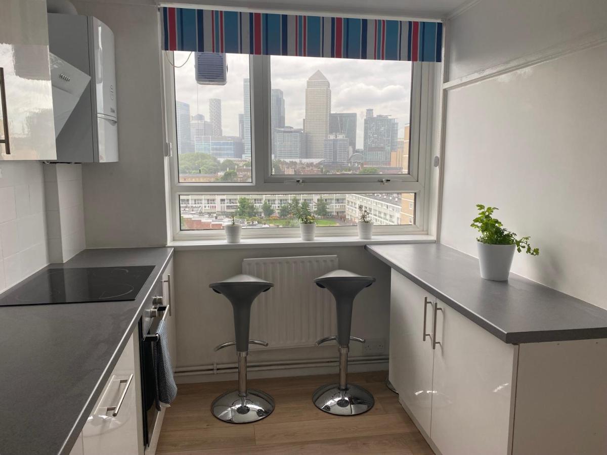 Bedroom With An Office Desk In A Shared 2 Bedroom Flat Near Canary Wharf Лондон Екстер'єр фото