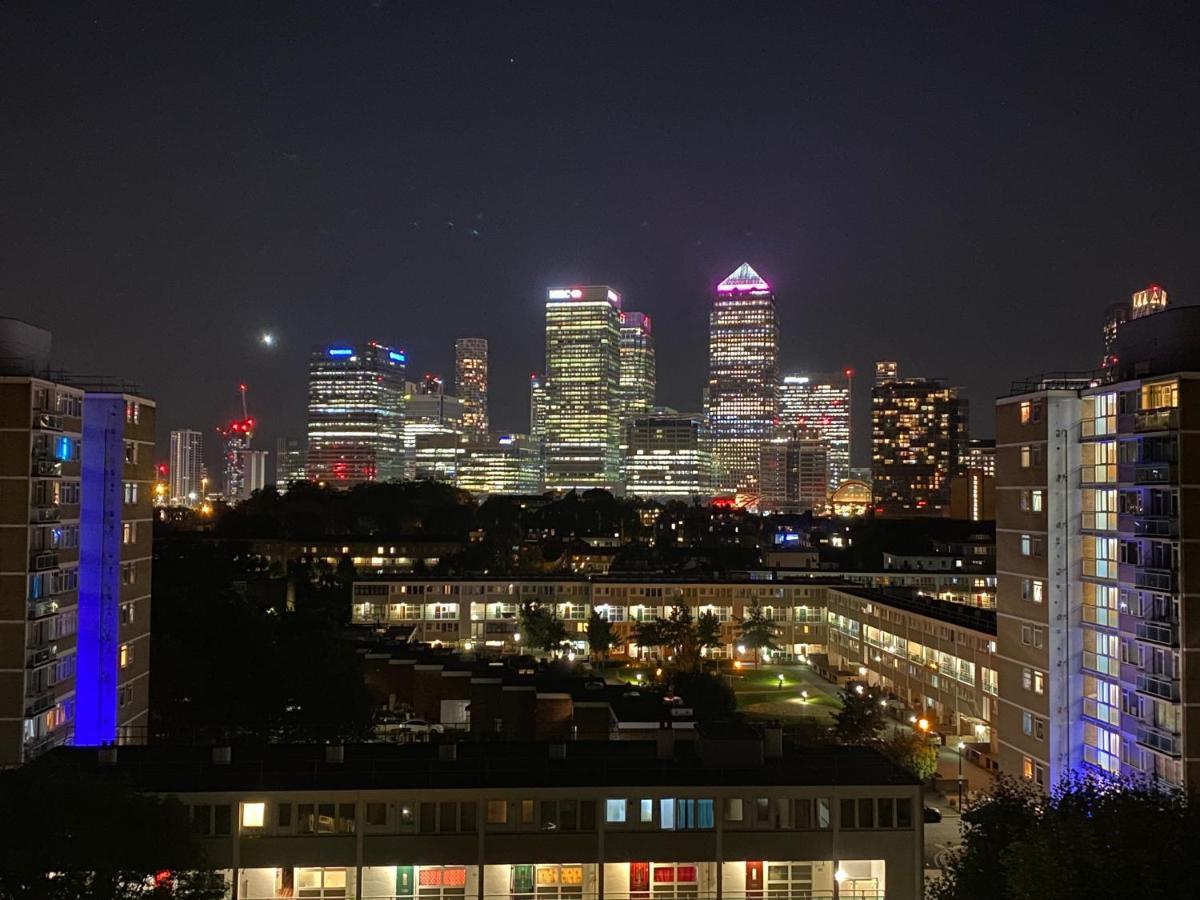Bedroom With An Office Desk In A Shared 2 Bedroom Flat Near Canary Wharf Лондон Екстер'єр фото