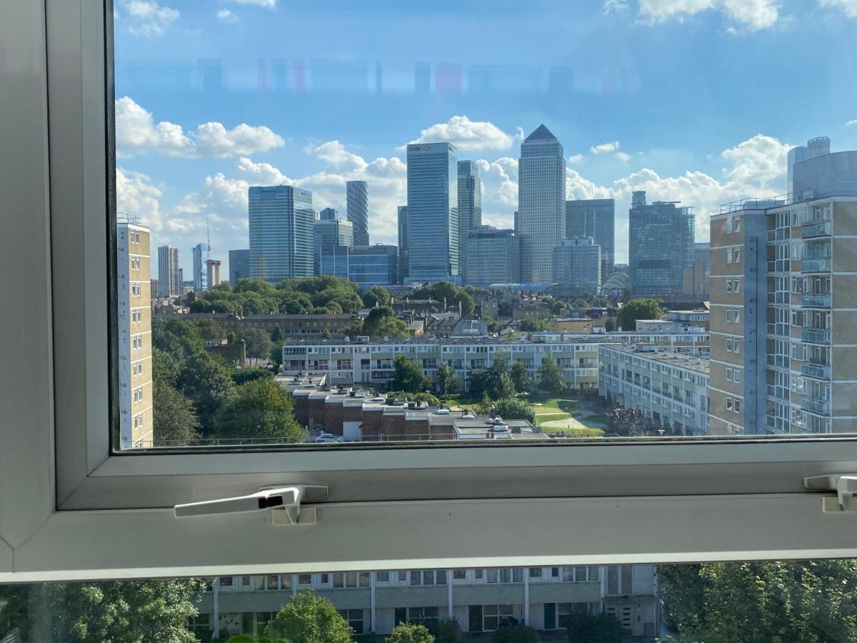 Bedroom With An Office Desk In A Shared 2 Bedroom Flat Near Canary Wharf Лондон Екстер'єр фото