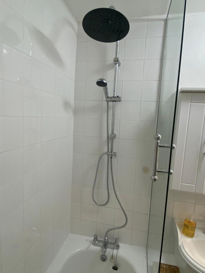 Bedroom With An Office Desk In A Shared 2 Bedroom Flat Near Canary Wharf Лондон Екстер'єр фото
