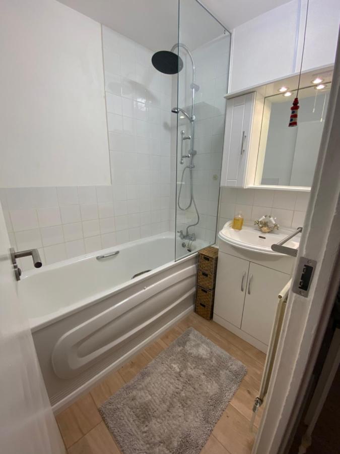 Bedroom With An Office Desk In A Shared 2 Bedroom Flat Near Canary Wharf Лондон Екстер'єр фото